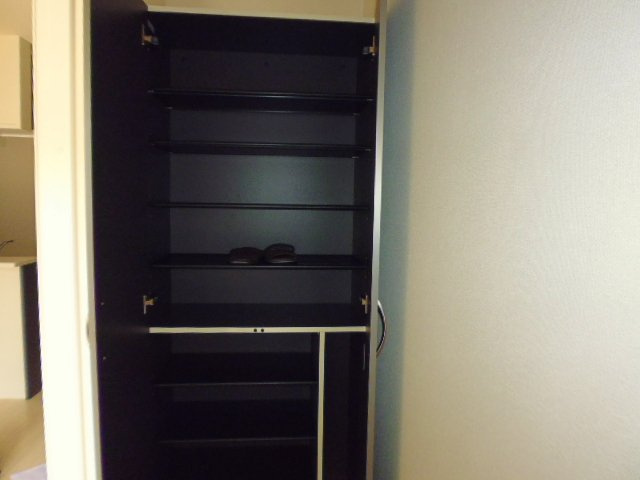 サンライズ亀甲Ⅲの玄関|シューズボックス（開）