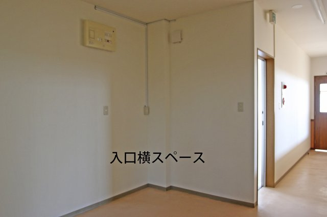 箭弓町吉田ビルの玄関|入口横スペース