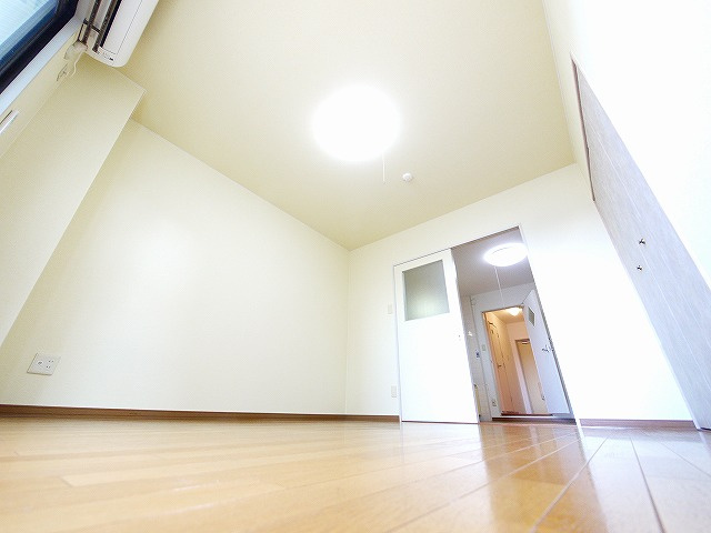 杉ヶ町ビルの寝室|広くて明るい寝室