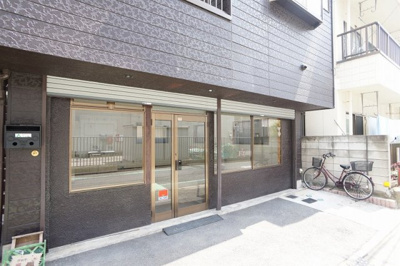 【外観】 | 鳥羽貸物件 | 戸田公園駅からの徒歩圏内。前面には軽自動車が停められるスペースがあります。