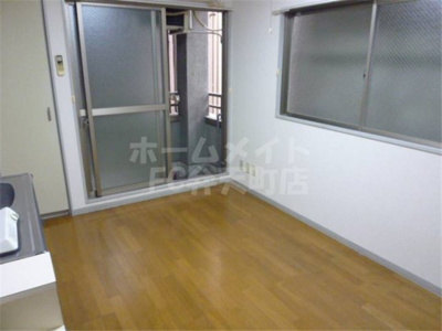 【居間・リビング】 | ソレイユ朝潮 | こちらのリビングで趣味の時間をお楽しみください