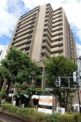 【外観】 | 朝日プラザ梅田 | 梅田ロフトまで60ｍ！都会のど真ん中ですが、東側には住宅街も広がり生活しやすいエリアです。