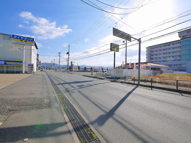 西田店舗の周辺|目の前が大きな道路です