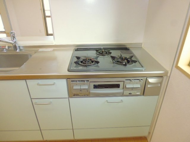 プロスペリーテＡのキッチン|３口ガスコンロ