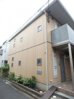 【外観】 | グリーンライン「高田」駅より徒歩9分！スーパーやコンビニが近くて便利な立地の2階建てアパートです♪通勤通学はもちろん、お買い物やお出かけにもGood☆