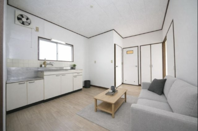 マンション杉の居間・リビング|バーチャルステージングの写真となります。家具家電等は付帯しません。参考にご覧くださいませ。