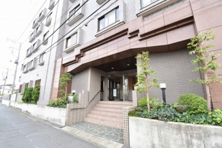 【エントランス】 | 東急東横線「武蔵小杉」駅バス15分「鷹巣橋」停徒歩5分！東急東横線・目黒線「元住吉」駅徒歩25分の2路線2駅利用可能！
