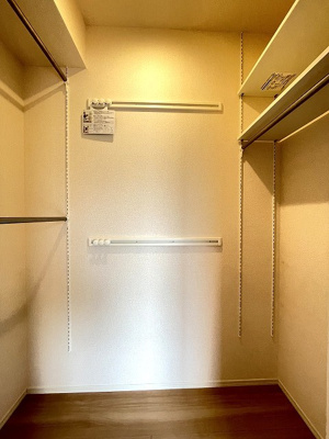 【収納】 | ラヴィベール | 洋室6.2帖のお部屋にあるワンステップクローゼットです！棚が2段＋ハンガーラックでたっぷり収納出来ます☆