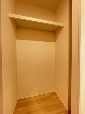 【収納】 | ラヴィベール | リビングダイニングキッチンにある収納スペースです！奥行きのある収納で、かさ張るお掃除用品などもすっきり収納できて便利☆