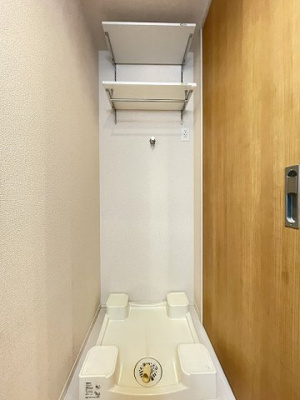 【設備】 | ラヴィベール | 洗面所内にある室内洗濯機置き場です♪防水パンが付いているので万が一の漏水にも安心です！上部には便利な収納棚付き♪