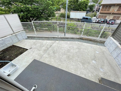 【庭】 | ラヴィベール | 洋室6.2帖のお部屋から繋がる専用庭です♪ゆったり過ごしたり、ガーデニングなども楽しめますね♪