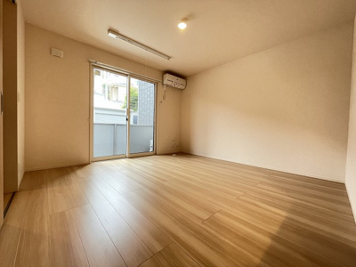 【居間・リビング】 | ラヴィベール | 南東向きリビングダイニングキッチン12.6帖☆バルコニーに繋がるお部屋です♪エアコン付きで1年中快適に過ごせますね☆便利な室内物干し完備◎