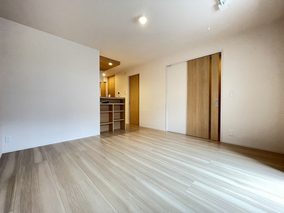 【居間・リビング】 | ラヴィベール | 南東向きリビングダイニングキッチン12.6帖☆女性に人気なカウンターキッチンです！カウンター部分には小物を置ける棚がついています！インテリアを飾って楽しむことも♪