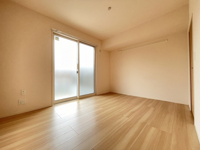 【洋室】 | ラヴィベール | 洋室6.2帖☆専用庭に繋がるお部屋です！ベッドを置いて寝室にするのもオススメです☆壁にはピクチャーレールがあり、絵や写真が飾れます☆