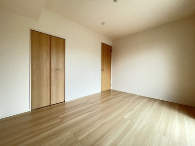 【洋室】 | ラヴィベール | 洋室6.2帖☆ワンステップクローゼットがあります♪お洋服の多い方もお部屋が片付いて快適に過ごせますね♪