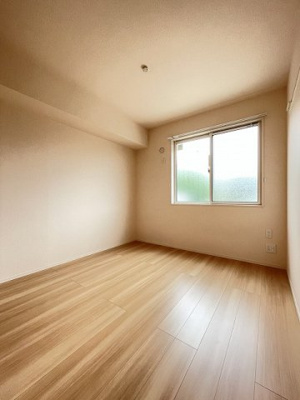 【寝室】 | ラヴィベール | 洋室5.2帖☆子供部屋や書斎・寝室など多用途に使えそうなお部屋です♪洋室なのでお手入れもラクラク～♪