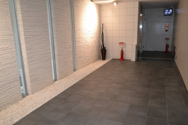 グッドハーベストのエントランス|防犯カメラ付きのエントランス