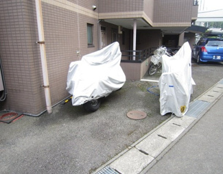 【その他共用部分】 | 敷地内にバイク置き場を完備しています！バイクをお持ちの方はぜひぜひ◎（料金は都度要確認）