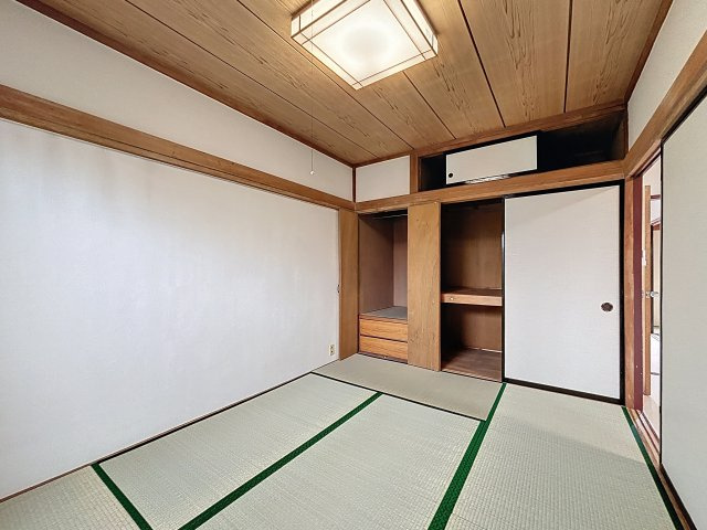 天空の山暮らしの和室|収納があるのでお布団もしまえますよ♪