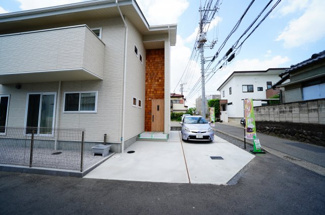 【駐車場】 | 現地写真　駐車スペースはもちろんコンクリート舗装！