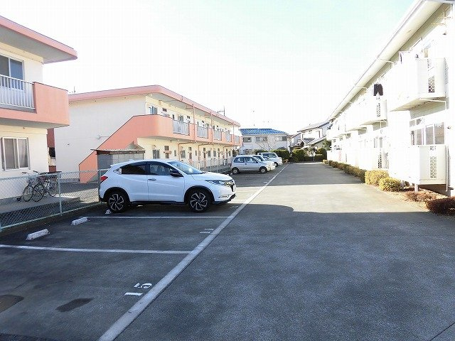 ファミールiの駐車場