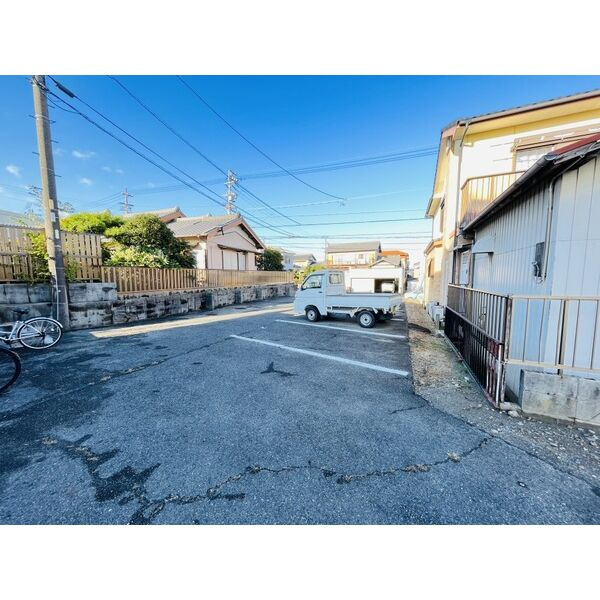 ハイツ・トリイB棟の駐車場