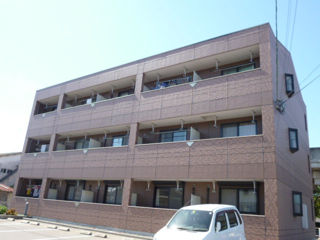 コンフォールの駐車場