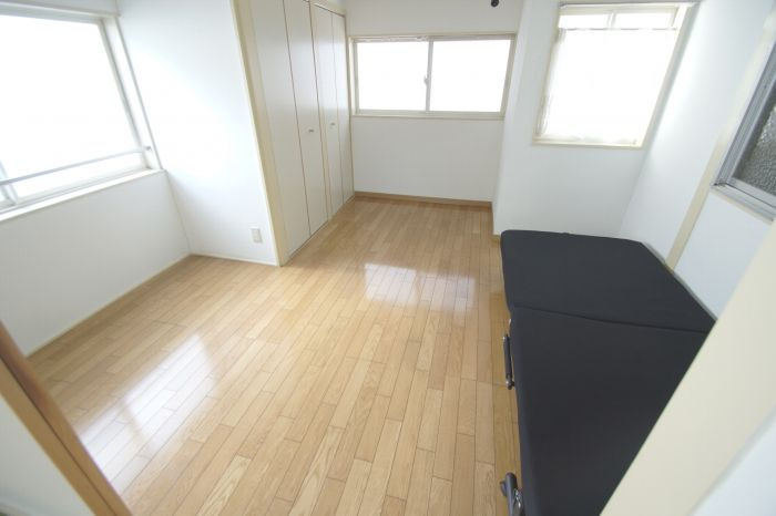 那の川戸建Ⅱの洋室|那の川戸建Ⅱ(1-2階）
窓が多く明るい洋室