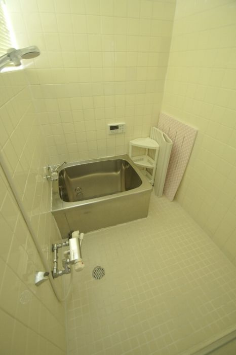 那の川戸建Ⅱの浴室|那の川戸建Ⅱ(1-2階）
浴室には窓があります