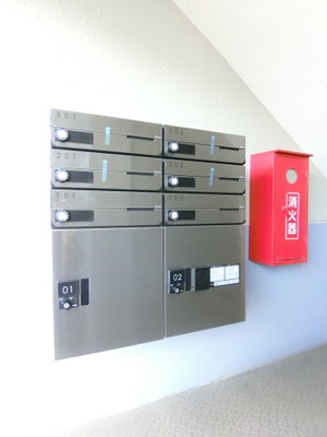 【その他共用部分】 | アミティハイツ大久保 | 共用エントランスには宅配BOXがあるので荷物の受け取りもスムーズに♪再配達を依頼する手間が省けます☆