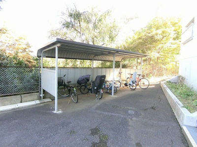 【その他共用部分】 | アミティハイツ大久保 | 屋根付きの駐輪場で雨が降っても大切な自転車が濡れなくてすみます♪荷物が重いときに自転車があれば助かりますね☆