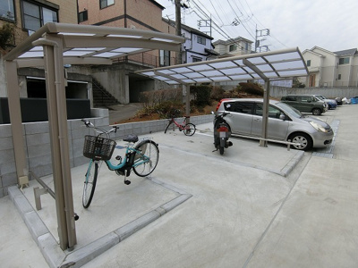 【その他共用部分】 | ラヴィベール | 屋根付きの駐輪場で雨が降っても大切な自転車が濡れなくてすみますね♪荷物が重いときに自転車があれば助かります！