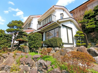 【外観】 | 高台に建つ庭園付き一戸建て！湯河原の街並み・山々の稜線を一望！