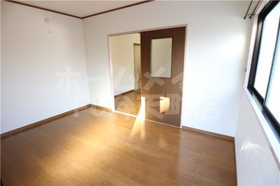 【居間・リビング】 | ハイツ山崎 | こちらの居間で趣味の時間をお楽しみください