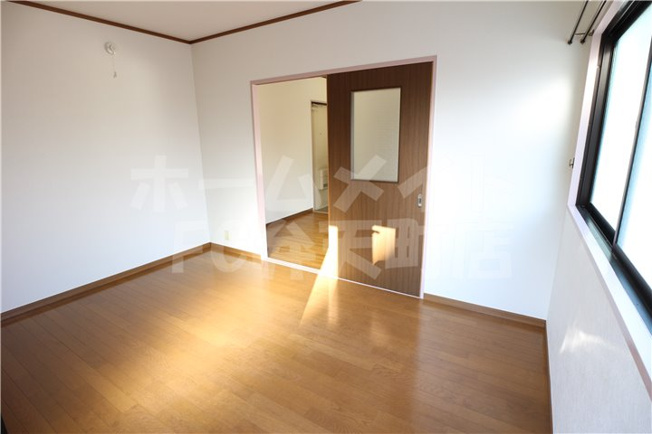 【居間・リビング】 | ハイツ山崎 | こちらの居間で趣味の時間をお楽しみください