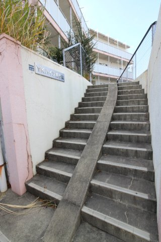 YKハイツ旭が丘のエントランス