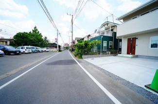 【駐車場】 | 現地写真　駐車スペースは建物南側に並列2台分可能です！