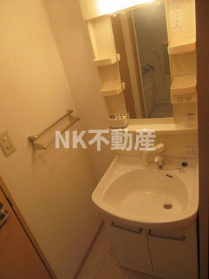 【洗面所】 | ヴィブレ・メゾンドゥ（八戸ノ里賃貸） | 独立洗面台、小物を置くことができて便利です