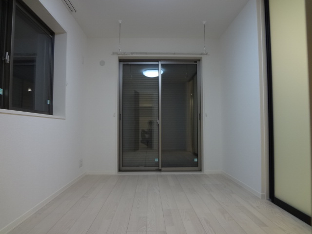 グロリアコートの居間・リビング|角部屋の2面採光です♪