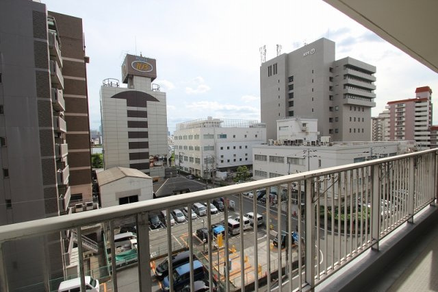 近鉄淀川リバーサイドマンションの展望|繁華街に近いマンションになりますので、高い建物も多いのですが、その間になんと淀川が見えるんですよ♪水が見えると少し心が落ち着きますよね♪