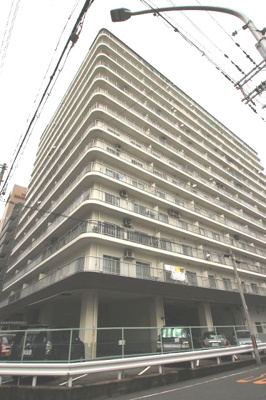 【外観】 | 近鉄淀川リバーサイドマンション | 昭和のよきじだいを感じさせてくれる外観ではありますが、中に入ると暮らしやすく、どこか懐かしさを感じさせてくれる心地い外観となっています。