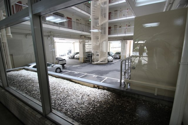 近鉄淀川リバーサイドマンションの駐車場|エントランスを抜けると、ガラス越しに見える駐車場。現在、空きスペースはございませんが、車の盗難にも安心できそうですね☆