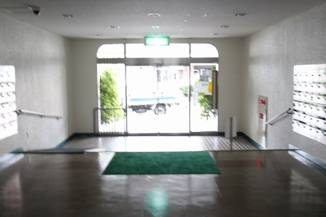 近鉄淀川リバーサイドマンションのエントランス|広く・明るいエントランス。毎日通るエントランスは清潔感がありますよ♪両サイドに郵便受けがあるので、郵便物の取り忘れがないのがいいですね♪