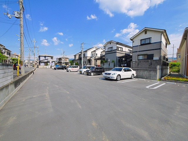 サンシャインヴィレッジ桜井　Ｂの駐車場|カースペースがあります