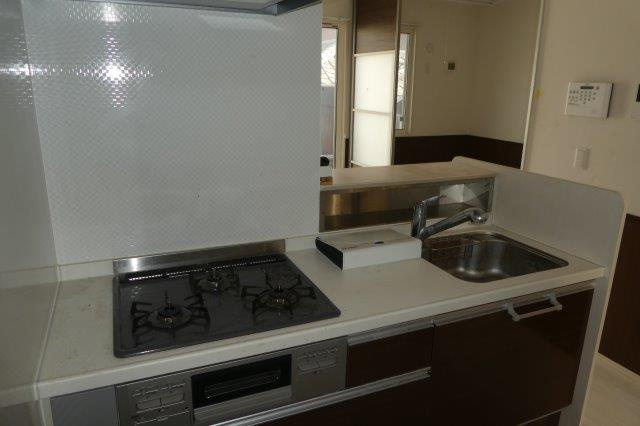 D-room平田のキッチン|３口ガスコンロ付きシステムキッチン