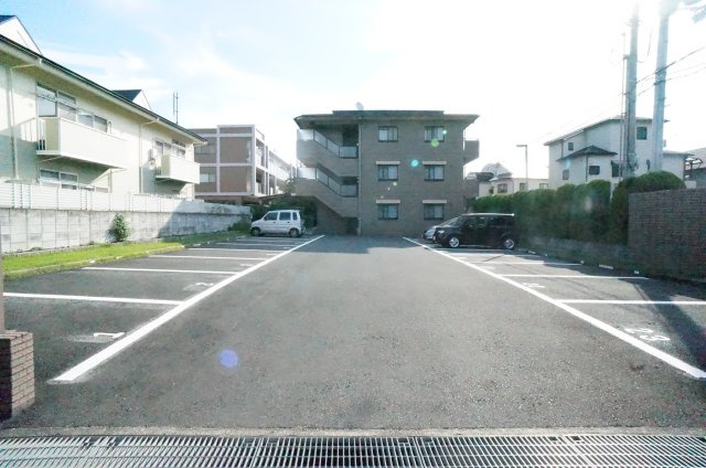 エリシオン宝塚の駐車場