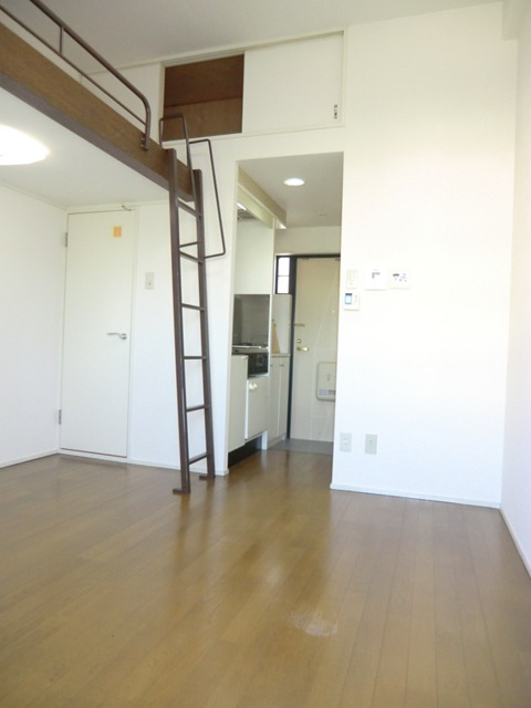 新大阪OMパレスの洋室|ロフト付きで、お部屋がスッキリ
