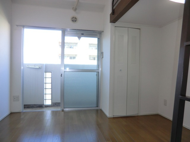 新大阪OMパレスの寝室|天井が高いので、お部屋が広く感じます。