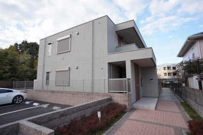 【外観】 | ローレル戸田公園 | ゆったりとしたアプローチを設けた洗練された建物です。