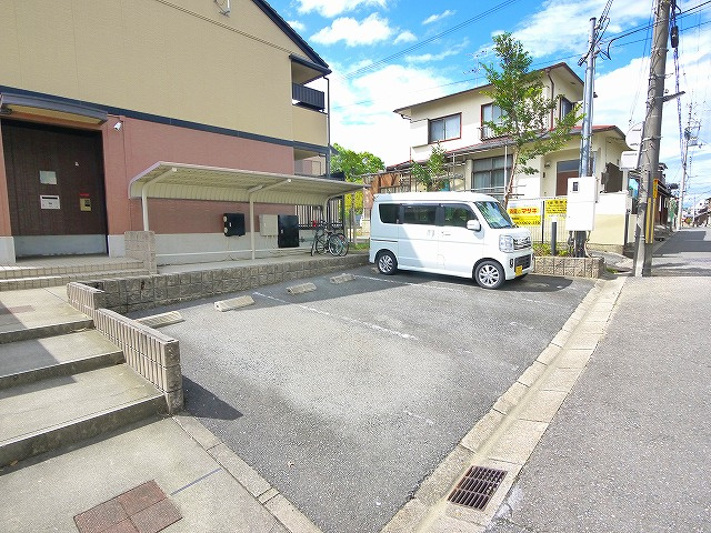 チェルヴォ（阪新屋町）の駐車場|駐車場があるので、車を買う予定の方も安心です